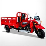 Triciclo a motore con vano di carico